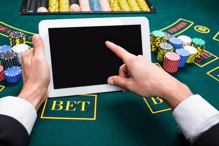 Antarmuka aplikasi mobile linetoto menampilkan permainan slot Aviator, Sweet Bonanza, dan Gates of Olympus